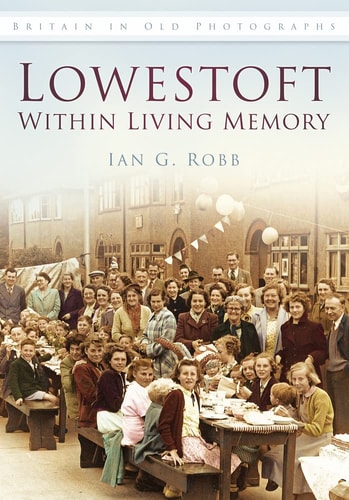 Lowestoft in Living Memory (Britain in Old Photographs (History Press)) by Ian Robb